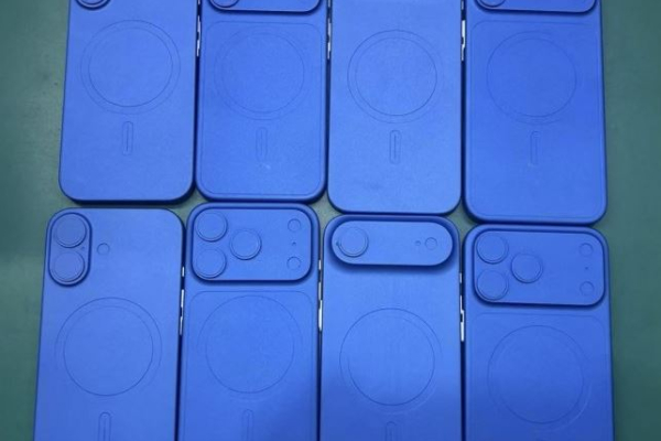 „iPhone 17“ manekenų nuotraukos atskleidžia naują metalo ir stiklo dizainą, skirtą „iPhone 17 Pro“